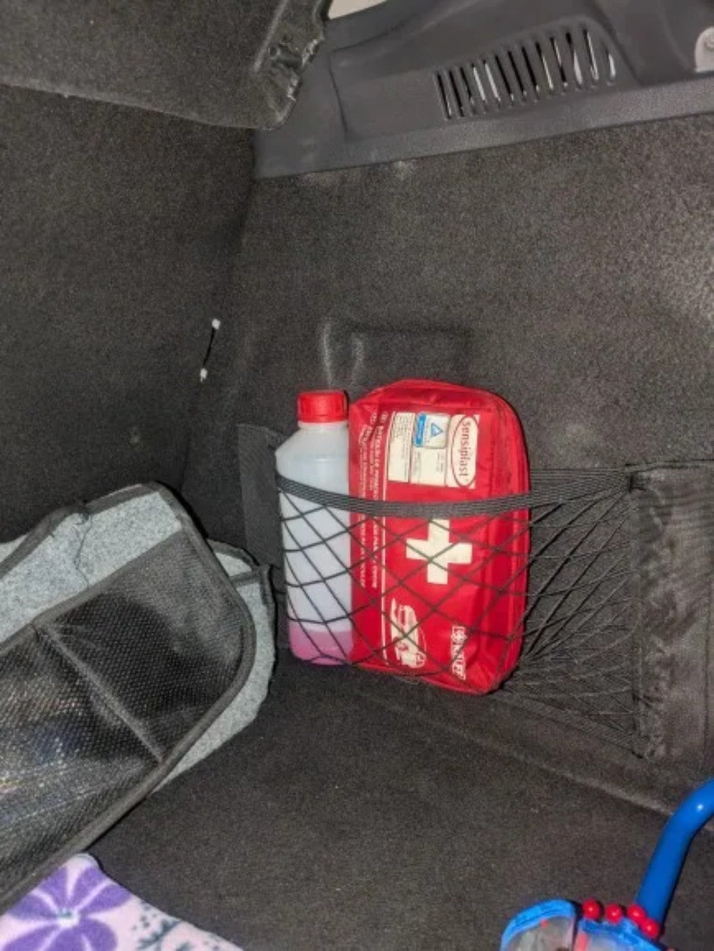 Fotografía real de malla adhesiva para organización del baúl