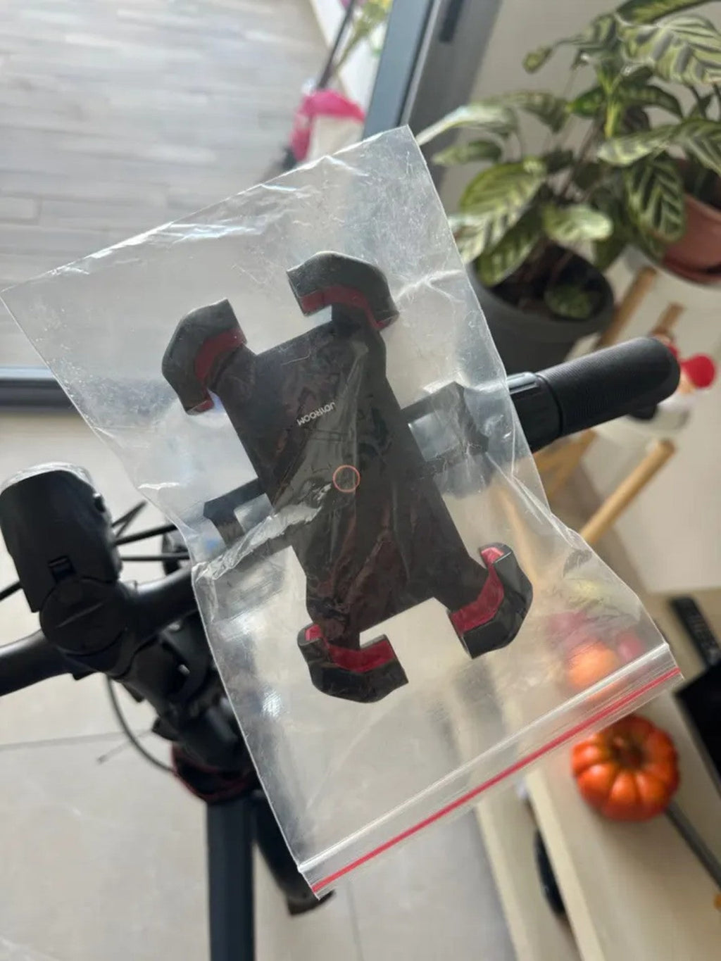 Original customer photo of JOYROOM motorcycle phone mount 9