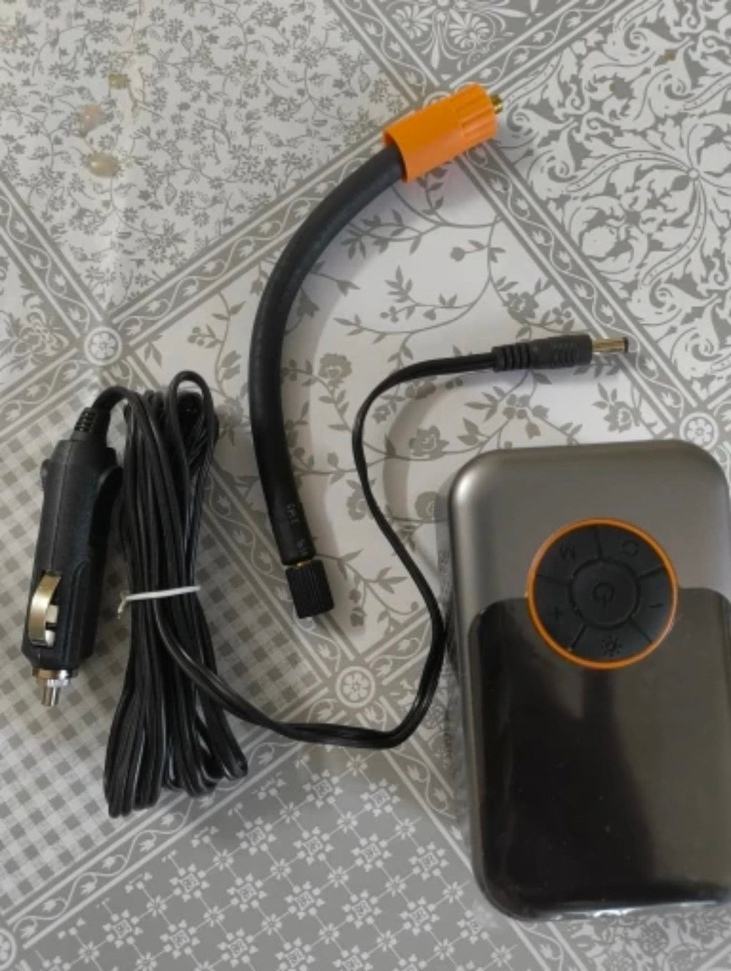 Fotografía real del inflador portátil y accesorios – 107133