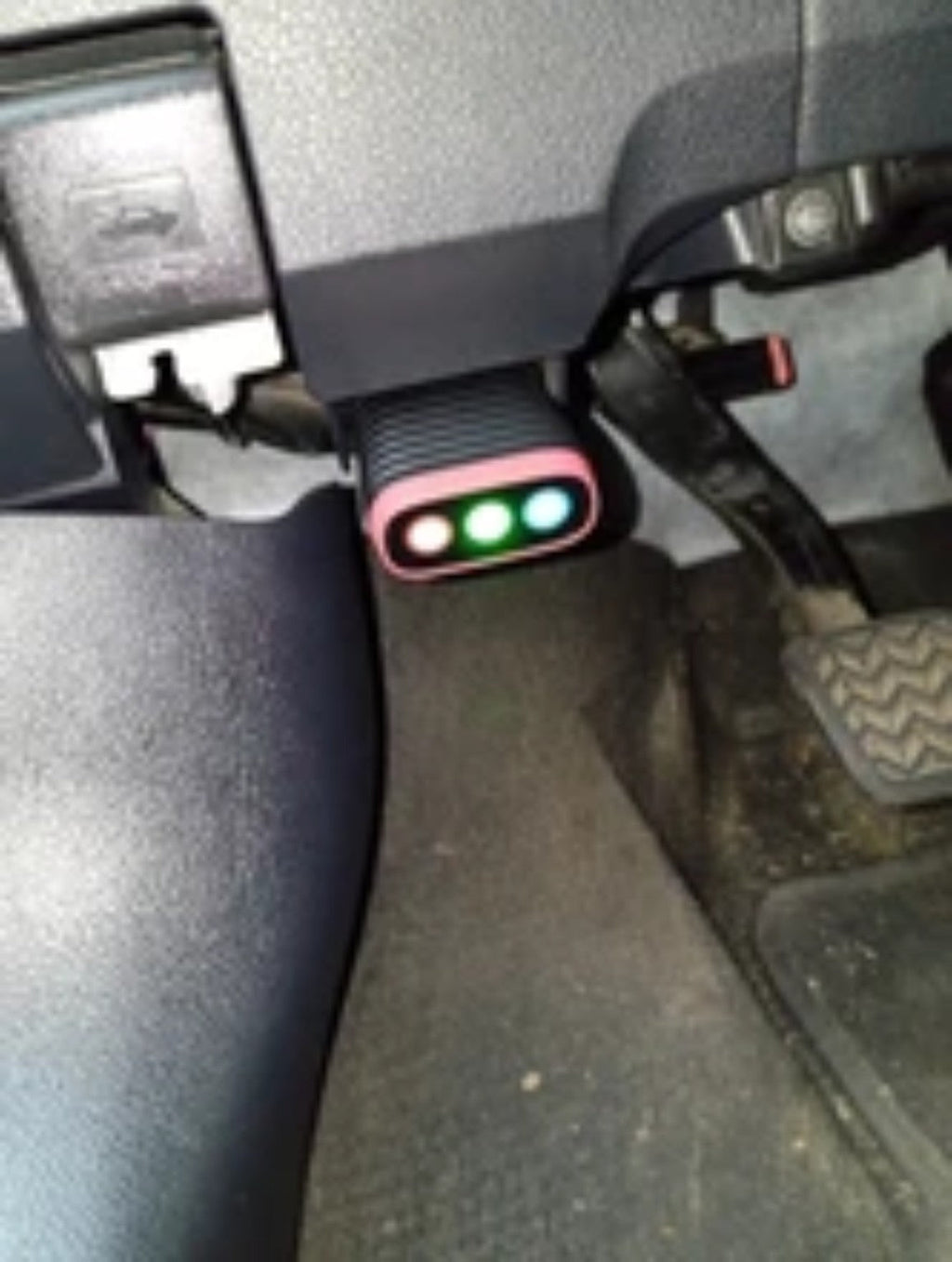Thinkcar BD6 installed in vehicle OBD2 port